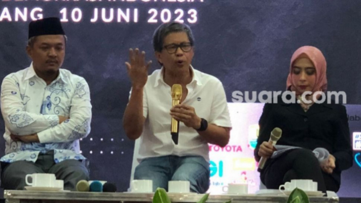 Potret Rocky Gerung hadir di Diesnatalis ke-2 Partai SDI, di Kantor PEMDA Karawang membahas kesetaraan hak perempuan. [Suara.com/Hilal Aulia Pasya]