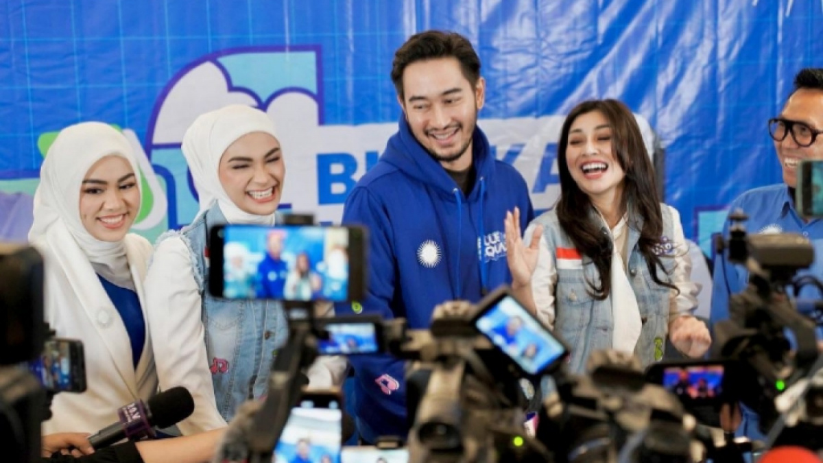Nisya Ahmad dan Jeje Govinda saat didampingi Ketua DPW PAN DKI Jakarta, Eko Patrio dan kedua anak Ketua Umum PAN, di Kantor DPP PAN. [Instagram/@zitaanjani]