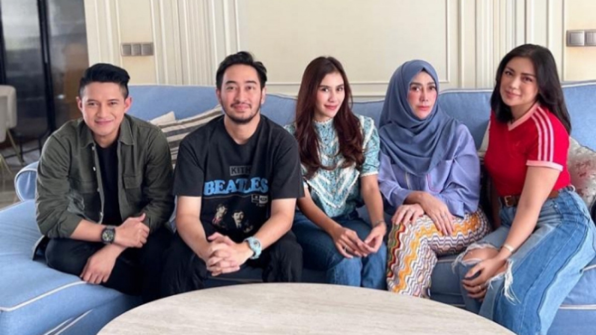 Jessica Iskandar dan Chand Kelvin silaturahmi ke keluarga Syahnaz dan Jeje Govinda yang juga ditemani oleh ibunya Raffi Ahmad, Amy Qanita. [Instagram/@amy_r_qanita]