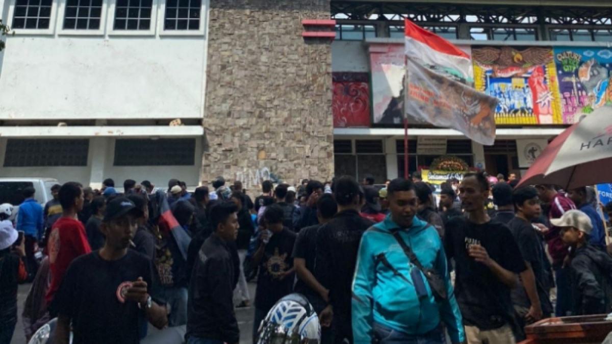 Suporter Persija Jakarta, the Jakmania dan kelompok suporter lain saat menjamu Pak Midun di Stadion Singaperbangsa Karawang, Minggu (13/8/2023) siang hari. [Suara.com/Hilal Aulia Pasya]