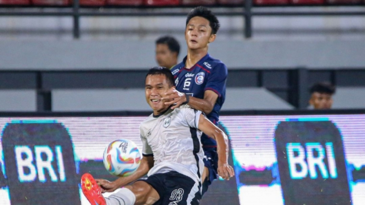 Potret duel pemain RANS Nusantara FC dan Arema FC. [Instagram/@rans.nusantara]