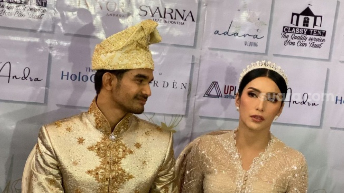Tengku Tezi dan Tyas Mirasih saat baru resmi menikah. [Suara.com/Adiyoga Priyambodo]