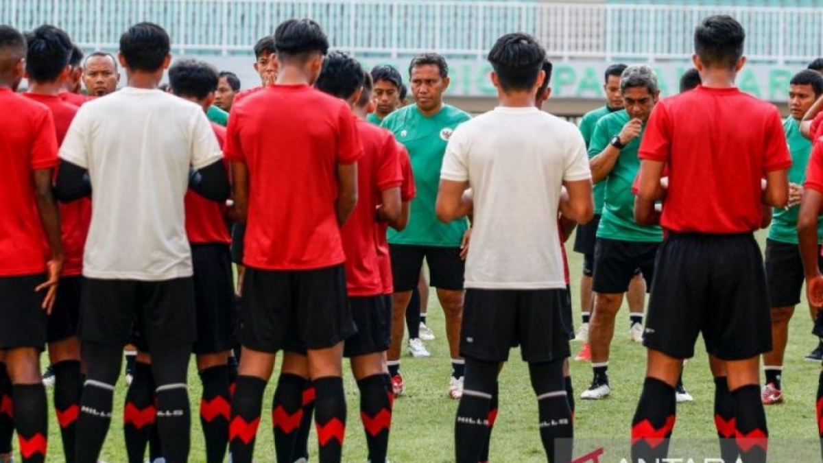 Latihan pemain Timnas Indonesia U-17 langsung dipimpin oleh pelatih Bima Sakti. [ANTARA FOTO/Yulius Satria Wijaya]