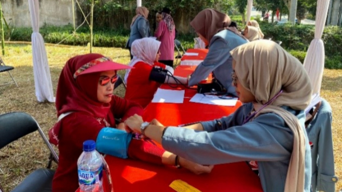 Potret mahasiswa KKN UPI saat menggelar cek kesehatan gratis untuk masyarakat setempat di Desa Ciwaruga, Kabupaten Bandung Barat. [Istimewa]