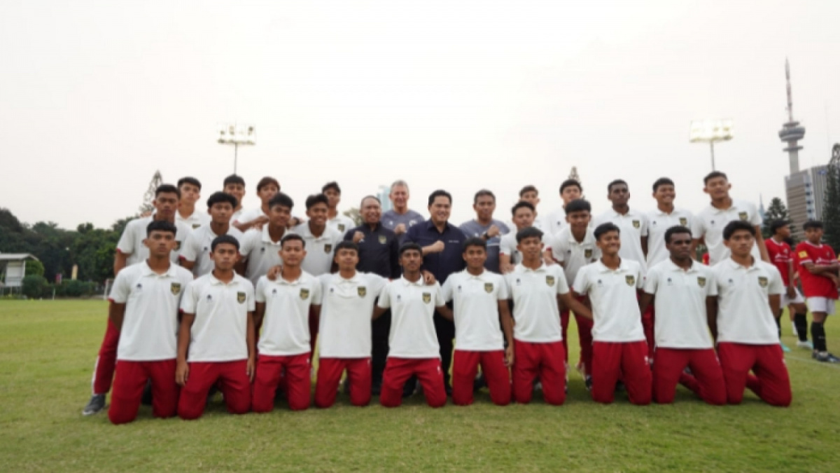 Timnas Indonesia U-17 yang dibentuk pelatih Bima Sakti membentuk barisan sebagai penghormatan kepada pemain Timnas Indonesia U-23 yang habis berjuang di Piala AFF U23 2023. [Dok. PSSI]