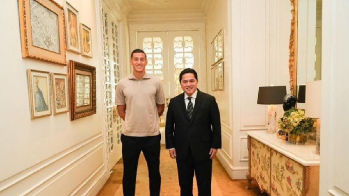 Ketua Umum PSSI, Erick Thohir saat mendatangkan Jay Idzes untuk pemain naturalisasi Timnas Indonesia senior. [Instagram/@jayidzes]