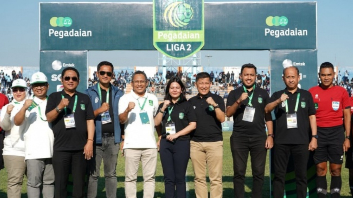 Jajaran PSSI dan PT LIB saat resmi membuka Pegadaian Liga 2 2023/2024 di Stadion Surajaya, Lamongan, Minggu (10/9/2023). [Dok. Pegadaian]