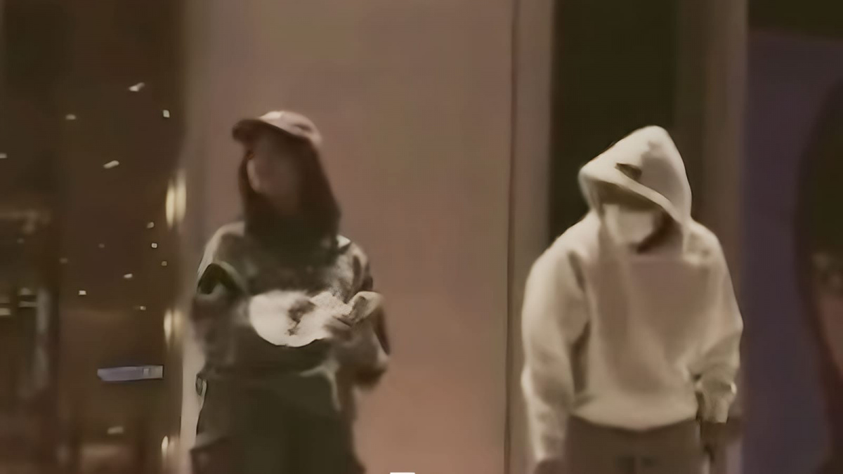 Potret yang diduga Asnawi Mangkualam dan Fuji di sebuah Mall. [(Instagram/asnawifujian)]