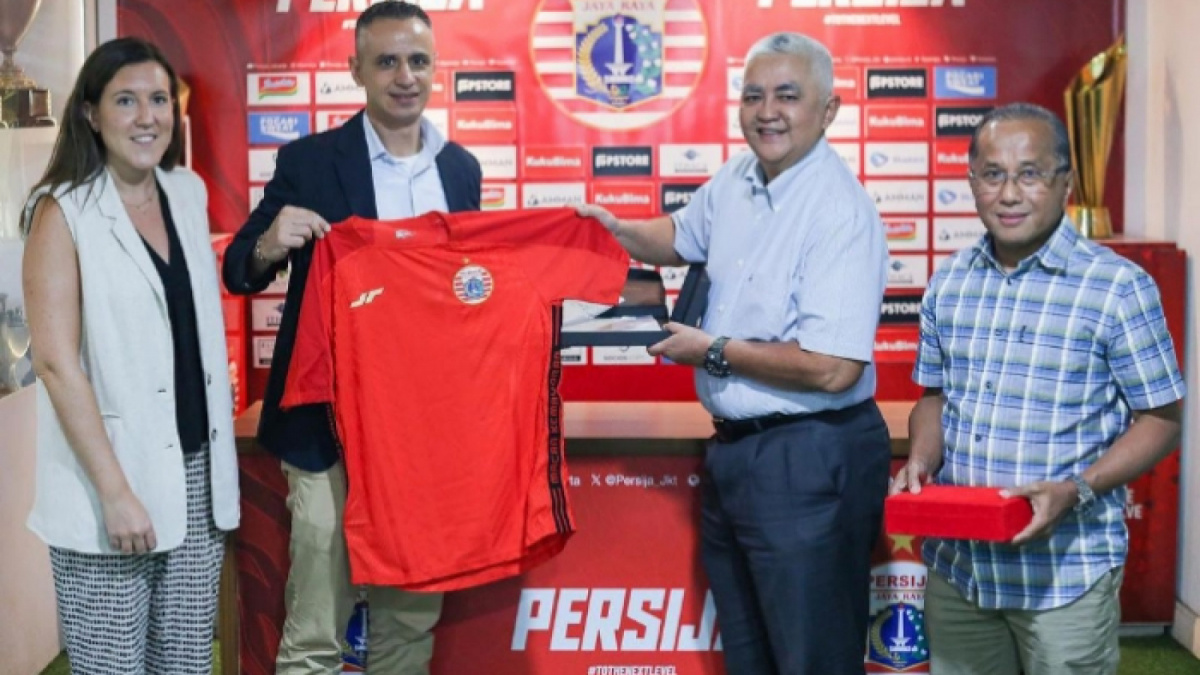 Perwakilan La Liga saat diterima baik oleh manajemen Persija Jakarta. [Instagram/@persija]