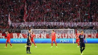 Tragedi Mematikan Kanjuruhan Menggetarkan Bayern Munich, Fans Bentangkan Spanduk 'Ratusan Orang Dibunuh Polisi'