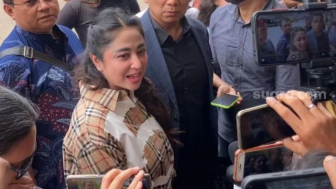 Sudah Bertemu, Inisial W Ternyata Fans Dewi Perssik Sendiri