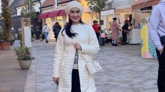 Pamer Badan, Penyanyi Dangdut Iis Dahlia Joged Santai depan Kamera Kenakan Baju Sexy, Netizen: Gak Ingat Mati!