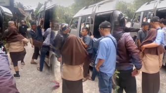 Fakta Siswi SMA di Tasikmalaya Tendang Kenek Elf, Terbongkar Kelakuan Mesum hingga Nyaris Diamuk Masa, Baju Biru Main Peluk aja