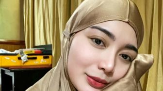 Kerap Tampil Seksi, Wika Salim Unggah Momen Dirinya Kenakan Hijab: Tumben ke Tutup!