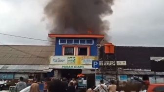 Mengetahui Kiosnya Terbakar, Pedagang Pasar Ciawi Tasikmalaya Pingsan, Penyebabnya Ini