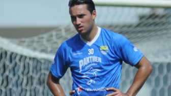 Dirumorkan Hengkang dari Persib, Ezra Walian Kian Dekat dengan PSS Sleman