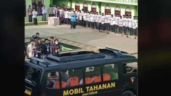 Viral.! Mobil Brimok Menggiring 'Tahanan' Warnai Nikah Massal di Pesantren Miftahul Huda II Ciamis