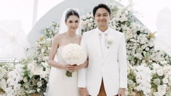 Kenakan Gaun Mendiang Sang Ibu, Mikha Tambayong Resmi Dipersunting Dave Mahenra