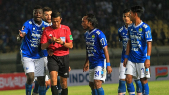 4 Keputusan Kontroversial Wasit Persib vs PSM Dwi Purba Hingga Diskor PSSI