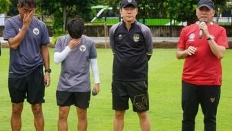 Iwan Bule Pamitan: Izinkan Saya Jadi Bapak Kalian, Staf Shin Tae Yong Menangis