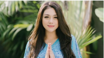 Celine Evangelista Terciduk Usal Melaksanakan Solat, Resmi Mualaf?