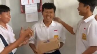 Terharu! Viral Siswa SMPN 3 Tasikmalaya Kompak Patungan Beli Sepatu untuk Temannya, Tuai Komentar Positif dari Warganet