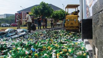 Sambut Ramadhan, Satpol PP Kota Tasikmalaya Musnahkan Ribuan Liter Miras Hasil Sitaan