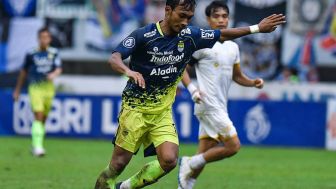 Robi Darwis, Dulu Dihujat karena Blunder, Kini Dipuji dan Sukses Raih Favorite Young Player Persib Award 2023