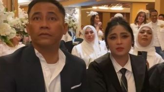 Nempel Mulu, Dewi Perssik Gelendotan Manja ke Pilot Calon Suami, Merengek: Aku Minta Digandeng