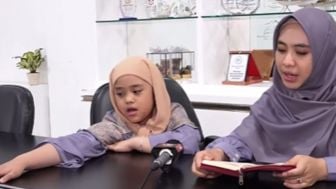 MasyaAllah! Begini Cara Oki Setiana Dewi Mendidik Sang Anak agar Cinta Al-Quran