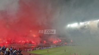 Sempat Diwarnai Kericuhan pada Laga Perpisahannya bersama Persib, I Made Wirawan Pimpin Viking Clap bersama Bobotoh