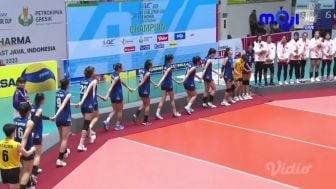 Moment Unik:  Pemain Vietnam Maju ke Podium Sambil Berpegangan Tangan