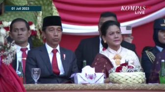 Saking Meriahnya Penampilan Slank dan Putri Ariana, Jokowi Ikut Bernyanyi Bersama Penonton GBK di HUT Bhayangkara ke 77