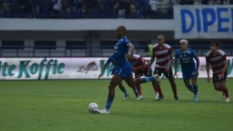 Persib Bandung! Problematika Tiket, Cedera Tyronne Del Pino hingga Ditinggal Ricky Kambuaya