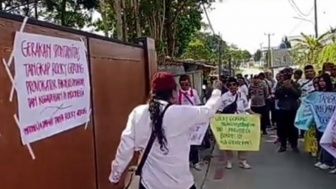 Heboh Massa Makin Ngamuk Imbas Presiden Jokowi Dihina, Rumah Rocky Gerung di Bogor Kena Geruduk