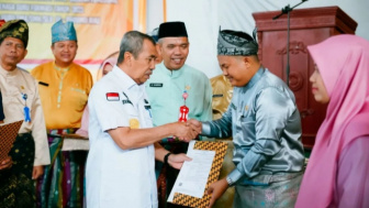 Selain Pekanbaru, Gubernur Riau Serahkan SK PPPK untuk 592 Guru Honorer di Siak