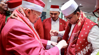 Abah Aos Beri Jimat Rambut dari 'Surga' untuk Anies Baswedan Agar Menang di Pilpres 2024