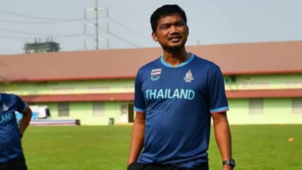 Kalah dari Timnas Indonesia U-23, Pelatih Thailand Issara Sritaro Cari Alasan? Begini Tanggapan Warganet