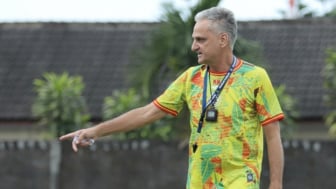 Marian Mihail Siapkan Strategi Berbeda Jelang PSS Sleman Menjamu Persebaya Surabaya