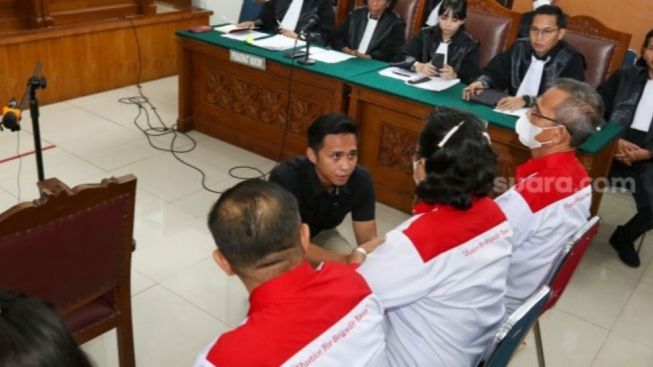Hadapi Sidang, Momen Bharada E Sungkem di Hadapan Orang Tua Brigadir J, Warganet Terharu