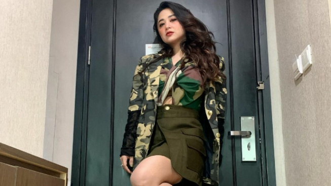 Hubungannya dengan Rian Ibram Jadi Sorotan, Dewi Perssik Dapat Pesan dari Sang Ibu: Coba Dilihat Dulu!