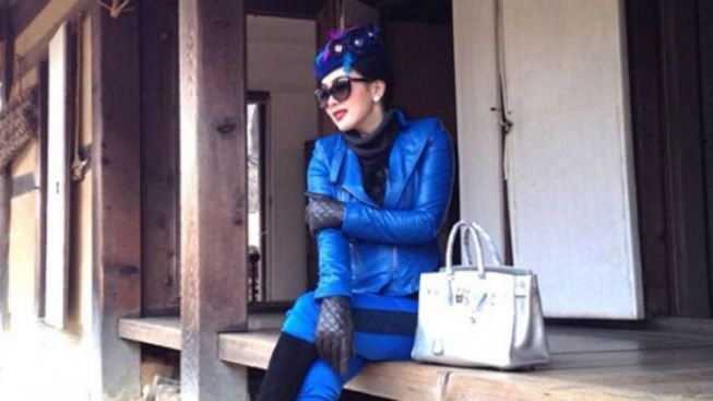 Video Syahrini Pangku Pria Bule Telanjang Dada Bikin Kaget :Kok, Istri Salihah Begitu Ya!