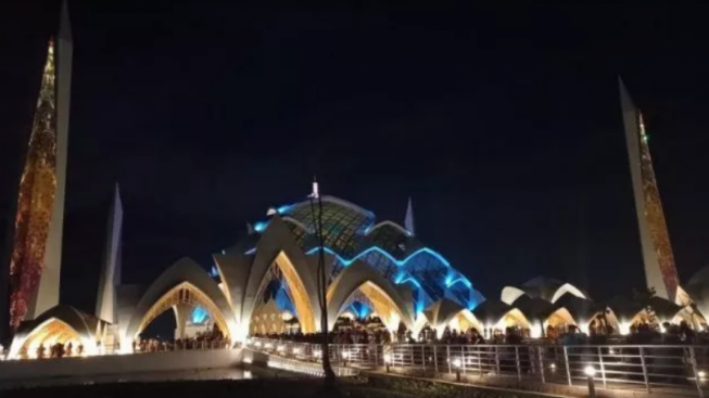 Masjid Al Jabbar Diusik, Warga Bandung Tantang Denny Siregar  Duel, Erick: Fasilitasi Saya di Ring Dengan Dia