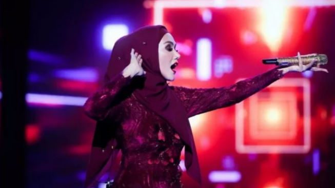 Konser Dewa 19 Dibuka Mulan Jameela, Bawakan 8 Lagu Tampil Memukau Pakai Jilbab