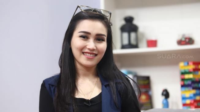 Ayu Ting Ting Pulang dari Eropa, Tapi Boy William 'Menghilang', Gak Jadi Nih Nongki-Nongkinya?