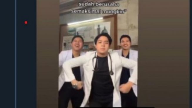 Heboh, Jerome Polin dan Dua Temannya Joget TikTok dengan Memakai Baju Dokter, Menuai Emosi Netizen