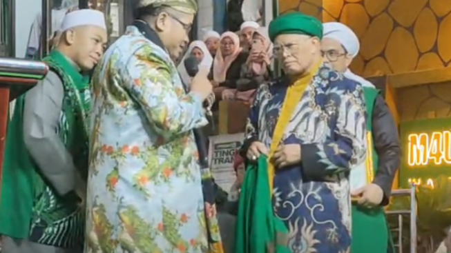 Abah Aos Angkat Sultan Kacirebonan IX  Pangeran Raja Abdul Ghani Natadiningrat Jadi Petani Pohon Anti-Gempa