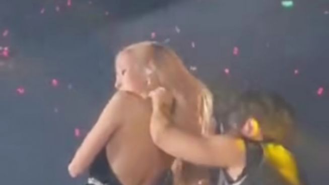 Waduh! Gaun Rose Blackpink Hampir Melorot saat Perform, Dancer Panik Cari Talinya yang Tak Kunjung Ketemu Netizen Malah Fantasi Begini