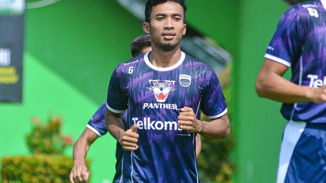 Lini Tengah Persib Menumpuk, Robi Darwis Nyatakan Siap Bersaing