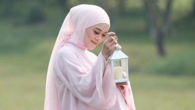 Lagu 'Insan Biasa' Trending, Baju Muslim Model Lesti Ramai Diborong Ibu-Ibu Menjelang Bulan Ramadhan